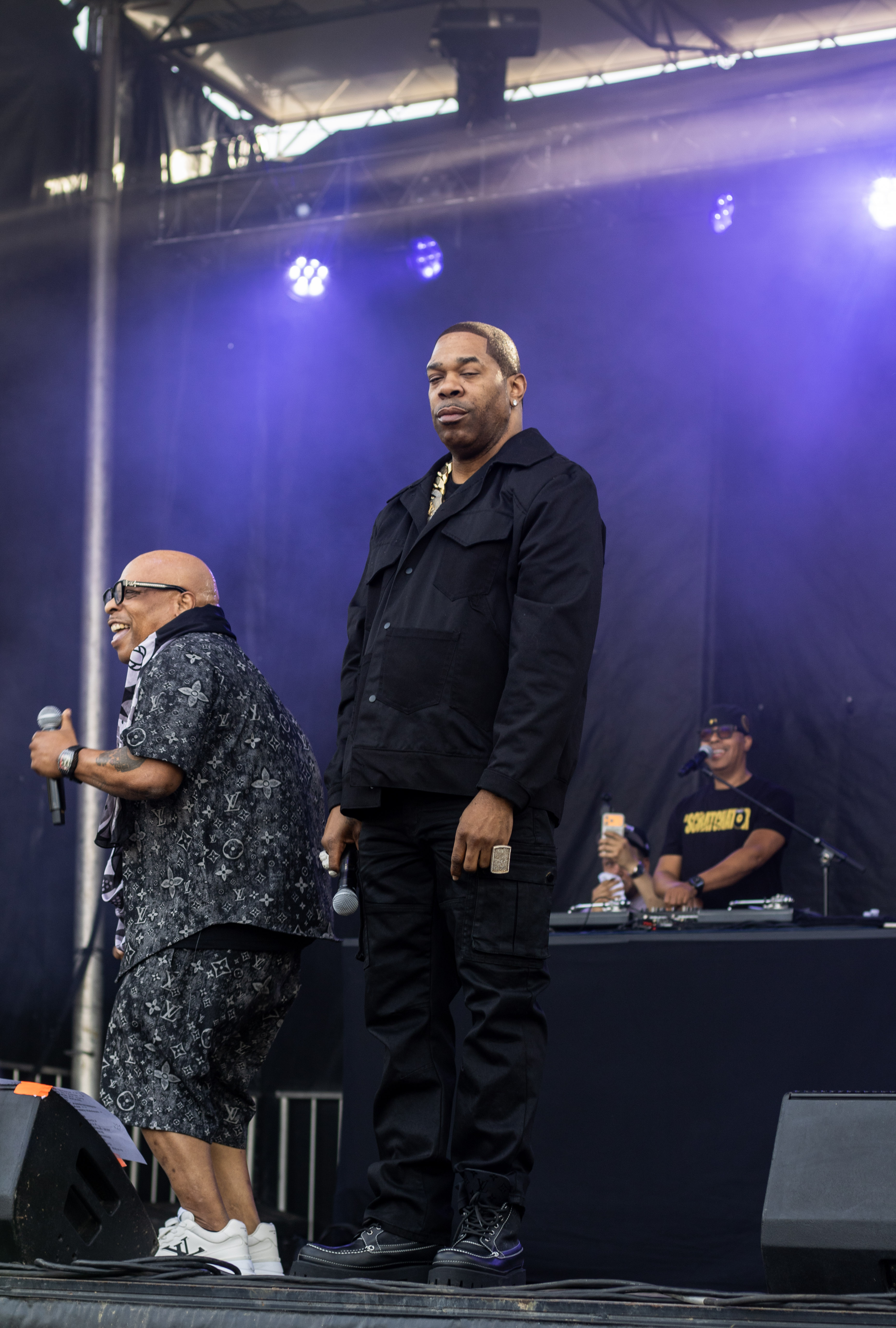 Busta Rhymes standin on stage